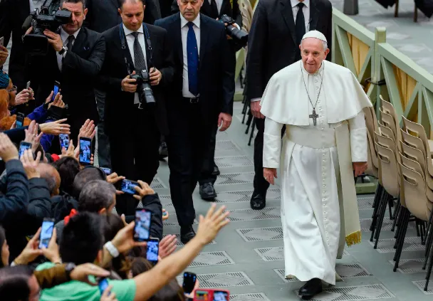 how old is pope francis wife 